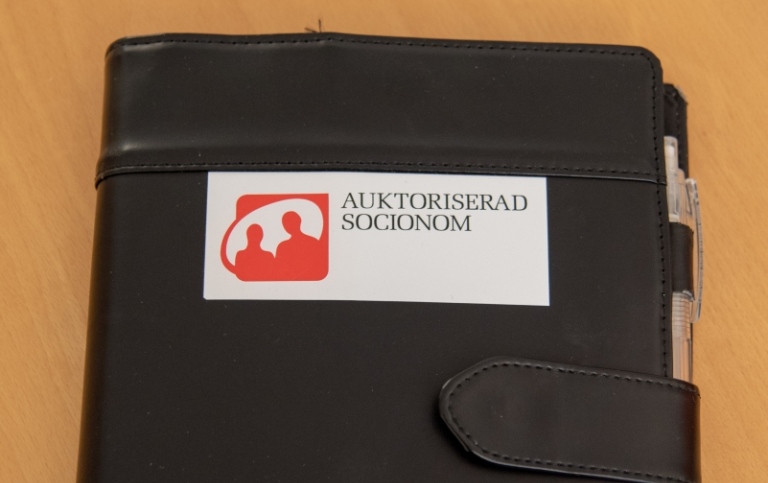 Klistermärke med texten "Auktoriserad socionom" på en almanacka